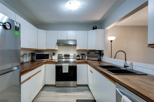 110-400 Sutton Crescent, Kelowna, BC - Indoor Photo Showing Kitchen With Double Sink