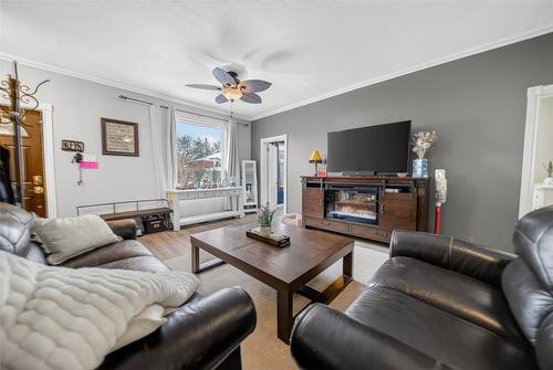 213 4Th Avenue, Cranbrook, BC - Indoor Photo Showing Living Room