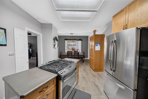 213 4Th Avenue, Cranbrook, BC - Indoor Photo Showing Kitchen