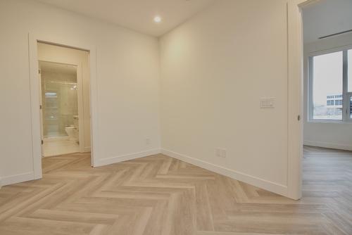 411-3340 Lakeshore Road, Kelowna, BC - Indoor Photo Showing Other Room