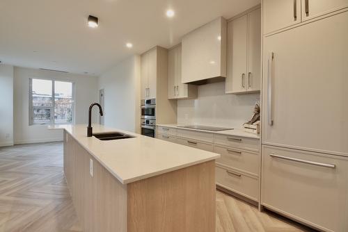 411-3340 Lakeshore Road, Kelowna, BC - Indoor Photo Showing Kitchen With Double Sink