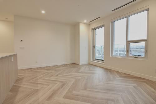 411-3340 Lakeshore Road, Kelowna, BC - Indoor Photo Showing Other Room