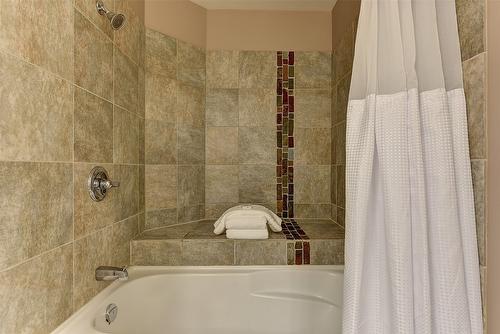 424-4205 Gellatly Road, West Kelowna, BC - Indoor Photo Showing Bathroom