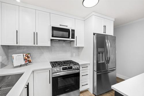 2757 Paula Road, West Kelowna, BC - Indoor Photo Showing Kitchen With Stainless Steel Kitchen With Upgraded Kitchen