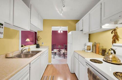 16-245 Park Drive, Clearwater, BC - Indoor Photo Showing Kitchen With Double Sink
