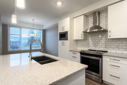 5-9700 Santina Road, Lake Country, BC - Indoor Photo Showing Kitchen With Double Sink With Upgraded Kitchen