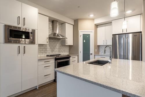 5-9700 Santina Road, Lake Country, BC - Indoor Photo Showing Kitchen With Double Sink With Upgraded Kitchen
