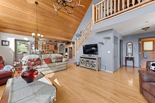 11190 3A Highway, Sanca, BC - Indoor Photo Showing Living Room