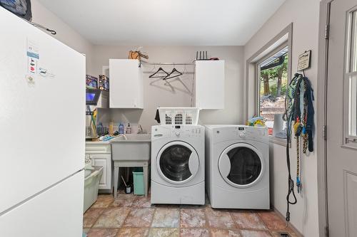 11190 3A Highway, Sanca, BC - Indoor Photo Showing Laundry Room