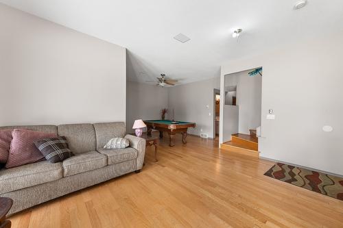 11190 3A Highway, Sanca, BC - Indoor Photo Showing Living Room