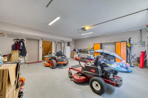 11190 3A Highway, Sanca, BC - Indoor Photo Showing Garage