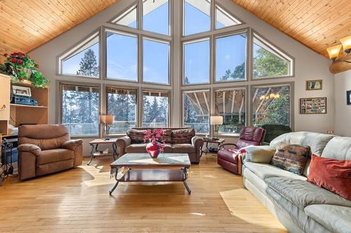 11190 3A Highway, Sanca, BC - Indoor Photo Showing Living Room
