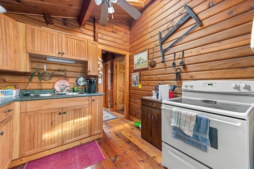 11190 3A Highway, Sanca, BC - Indoor Photo Showing Kitchen