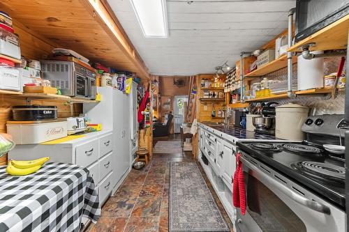 11190 3A Highway, Sanca, BC - Indoor Photo Showing Kitchen