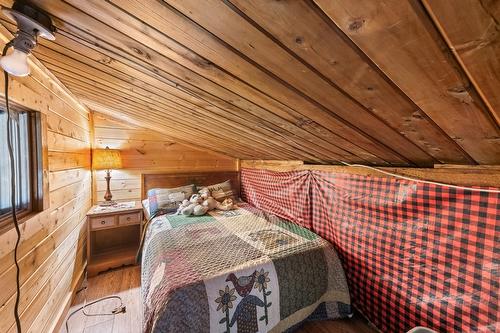 11190 3A Highway, Sanca, BC - Indoor Photo Showing Bedroom