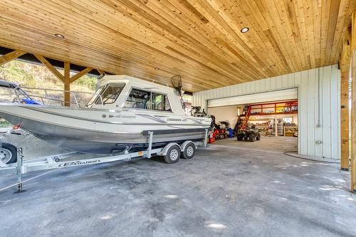 11190 3A Highway, Sanca, BC - Indoor Photo Showing Garage