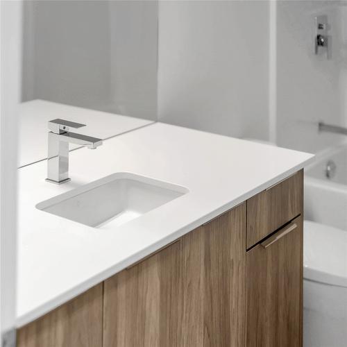 502C-3642 Mission Springs Drive, Kelowna, BC - Indoor Photo Showing Bathroom