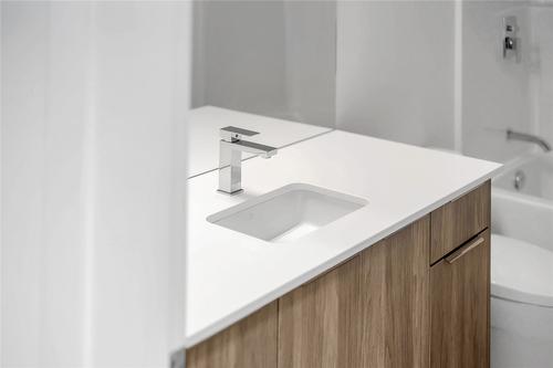 502C-3642 Mission Springs Drive, Kelowna, BC - Indoor Photo Showing Bathroom