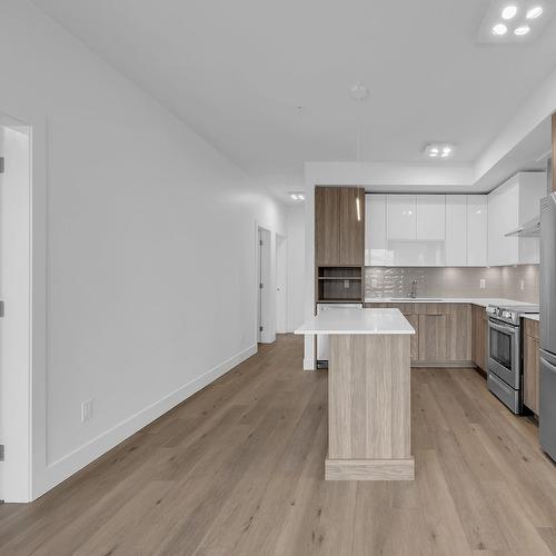 502C-3642 Mission Springs Drive, Kelowna, BC - Indoor Photo Showing Kitchen