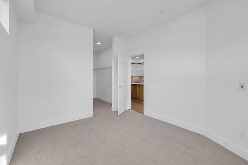 502C-3642 Mission Springs Drive, Kelowna, BC - Indoor Photo Showing Other Room