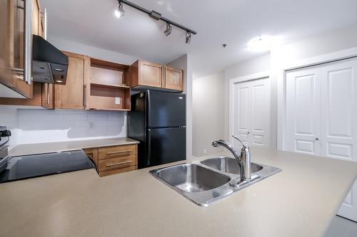 334-1099 Sunset Drive, Kelowna, BC - Indoor Photo Showing Kitchen With Double Sink