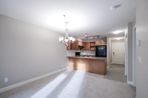 334-1099 Sunset Drive, Kelowna, BC - Indoor Photo Showing Kitchen