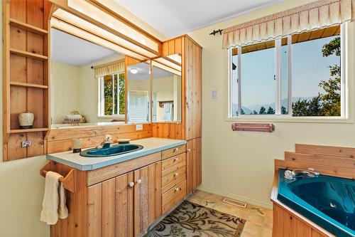 1701 Erickson Road, Creston, BC - Indoor Photo Showing Bathroom