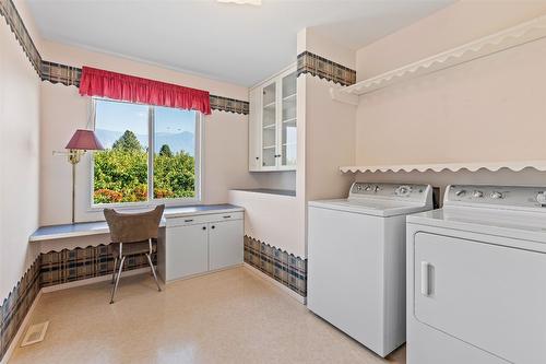 1701 Erickson Road, Creston, BC - Indoor Photo Showing Laundry Room