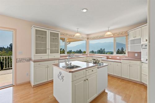 1701 Erickson Road, Creston, BC - Indoor Photo Showing Kitchen