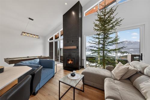 856 Antler Ridge Road, Invermere, BC - Indoor Photo Showing Living Room With Fireplace