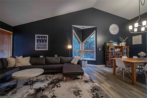 2611 Evergreen Drive, Penticton, BC - Indoor Photo Showing Living Room