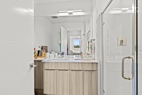 405-3634 Mission Springs Drive, Kelowna, BC - Indoor Photo Showing Bathroom