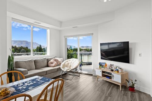 405-3634 Mission Springs Drive, Kelowna, BC - Indoor Photo Showing Living Room