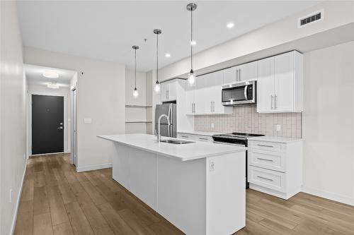 406-3638 Mission Springs Drive, Kelowna, BC - Indoor Photo Showing Kitchen With Upgraded Kitchen