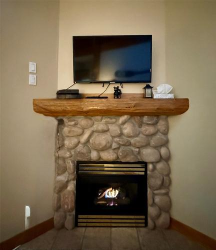 210-300 Stemwinder Drive, Kimberley, BC - Indoor Photo Showing Living Room With Fireplace