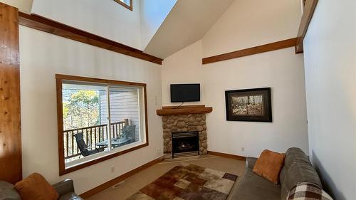 210-300 Stemwinder Drive, Kimberley, BC - Indoor Photo Showing Living Room With Fireplace