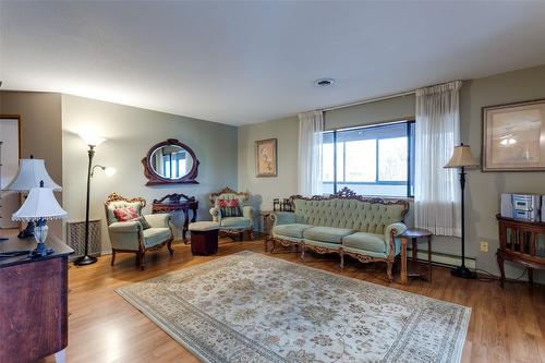 314-2110 Hoy Street, Kelowna, BC - Indoor Photo Showing Living Room
