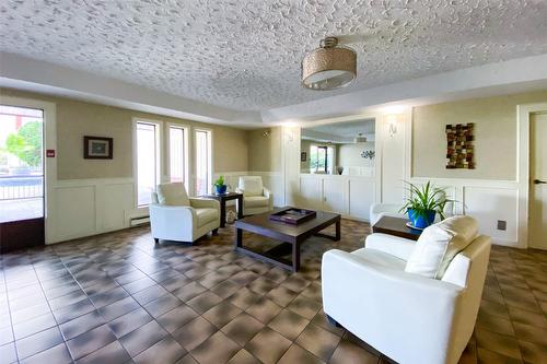 314-2110 Hoy Street, Kelowna, BC - Indoor Photo Showing Living Room