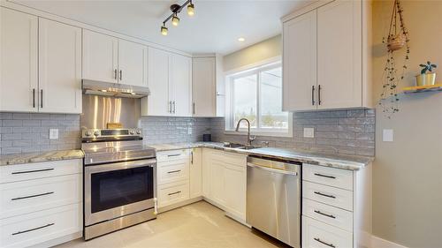 203 8Th Street, Cranbrook, BC - Indoor Photo Showing Kitchen With Upgraded Kitchen