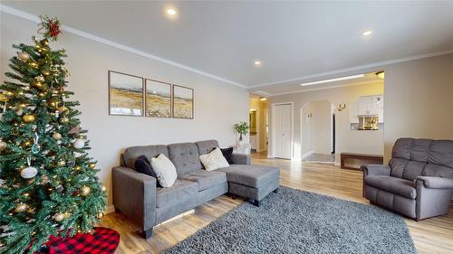 203 8Th Street, Cranbrook, BC - Indoor Photo Showing Living Room