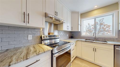203 8Th Street, Cranbrook, BC - Indoor Photo Showing Kitchen With Double Sink
