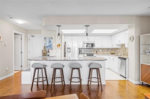 206-158 Promenade Dr, Nanaimo, BC - Indoor Photo Showing Kitchen With Upgraded Kitchen