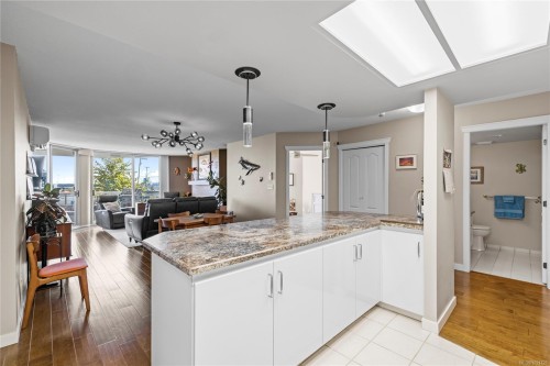 206-158 Promenade Dr, Nanaimo, BC - Indoor Photo Showing Kitchen