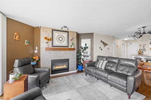 206-158 Promenade Dr, Nanaimo, BC - Indoor Photo Showing Living Room With Fireplace