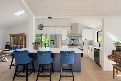 8 Woodville Pl, View Royal, BC 