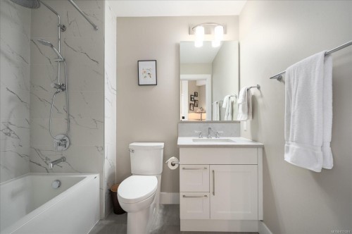 305-3529 Dolphin Dr, Nanoose Bay, BC - Indoor Photo Showing Bathroom