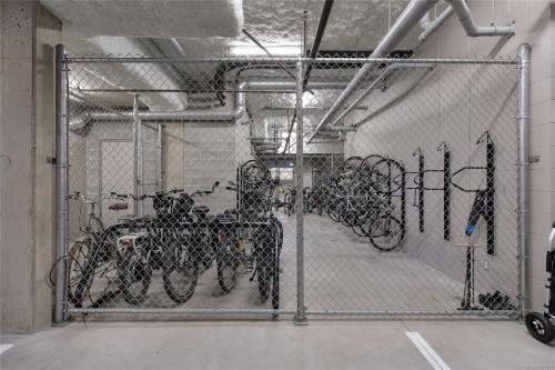 101-200 Douglas St, Victoria, BC - Indoor Photo Showing Garage