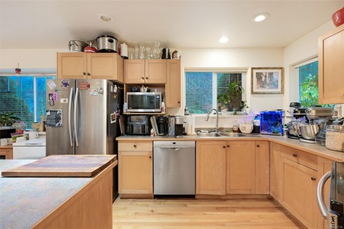 1975 Highland Rd, View Royal, BC 