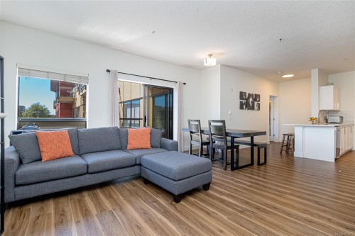 408-870 Short St, Saanich, BC - Indoor Photo Showing Living Room