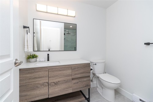 408-870 Short St, Saanich, BC - Indoor Photo Showing Bathroom